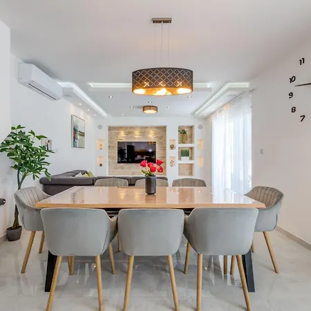 Holiday home Holiday Home Golden Strings By Interhome