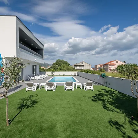 Holiday Home Golden Strings By Interhome